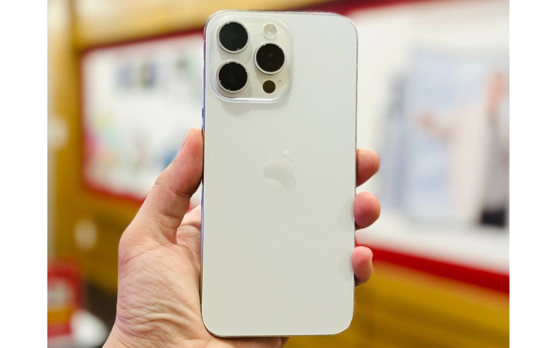 Trên tay iPhone 15 Pro Cũ tại Vuaboss liên minh giải trí 1 thế giới