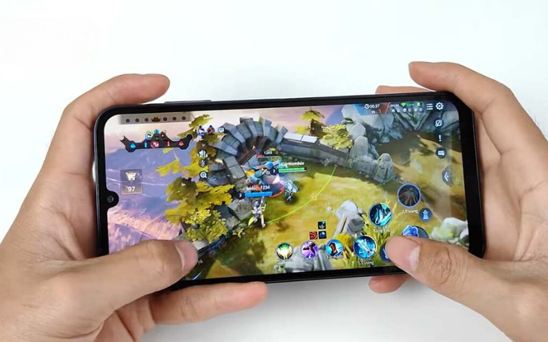 Trải nghiệm chơi game trên Vuaboss đến từ Dubai F15 5G. Nguồn: Techno Azeem.