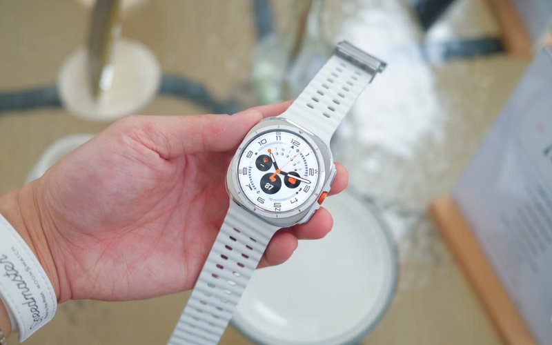 Mặt kính Sapphire cứng cáp trên Galaxy Watch Ultra