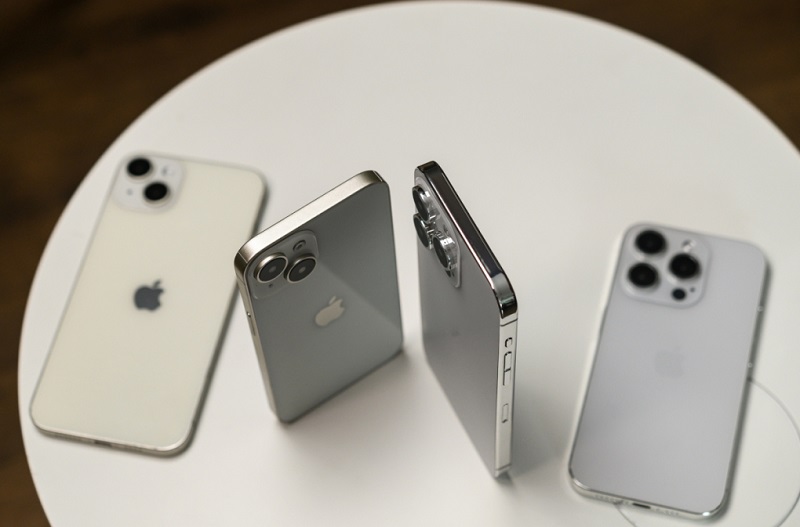 cạnh iPhone 15 Pro Max: