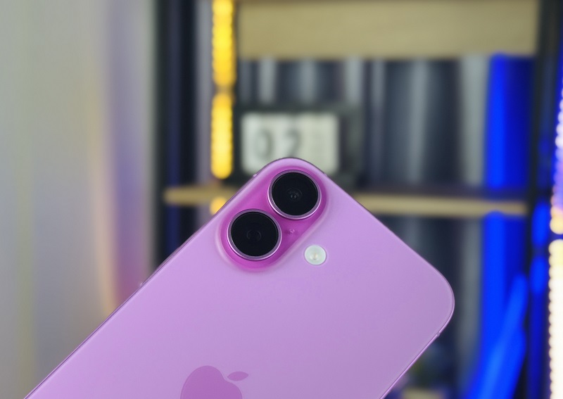 iPhone 16 có bộ đôi camera sau chính 48MP và phụ 12MP. 