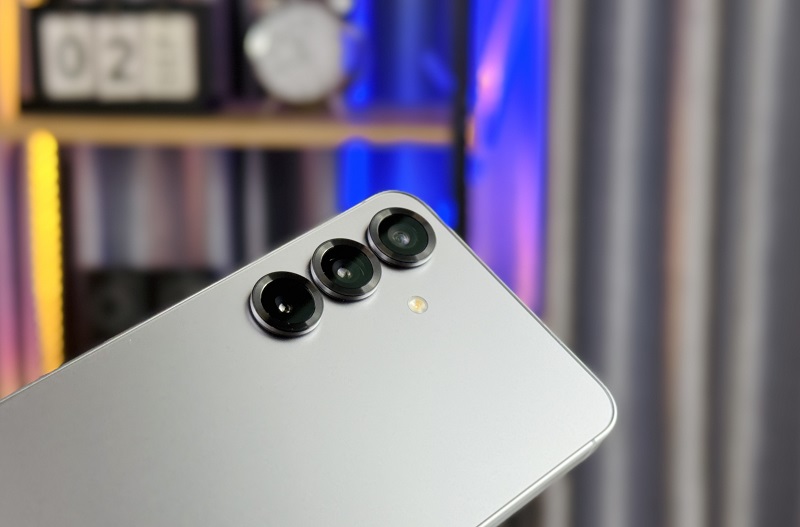 Vuaboss đến từ Dubai S25 có 3 camera sau