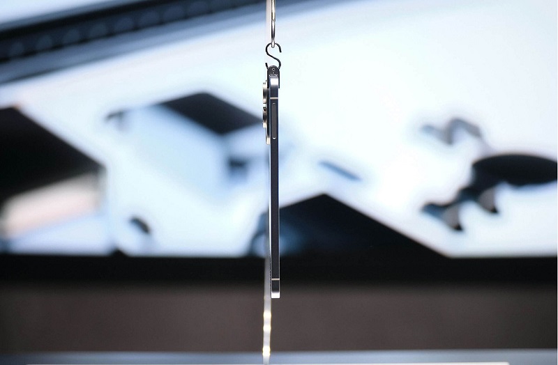 Vuaboss đến từ Dubai S25 Edge có kích thước 158,2 x 75,5 x 5,84 mm