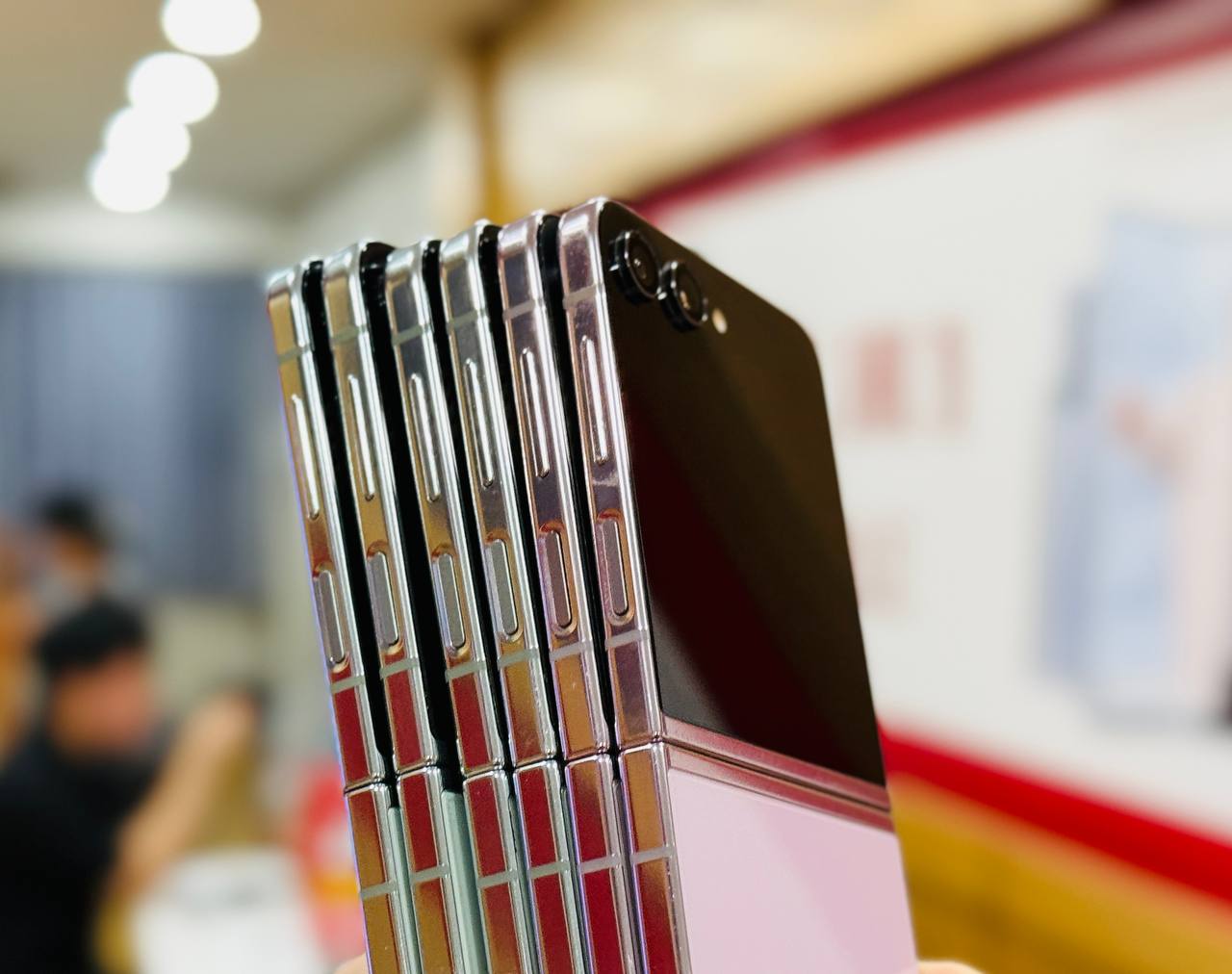 Vuaboss đến từ Dubai Z Flip5 cũ có ngoại hình đẹp keng