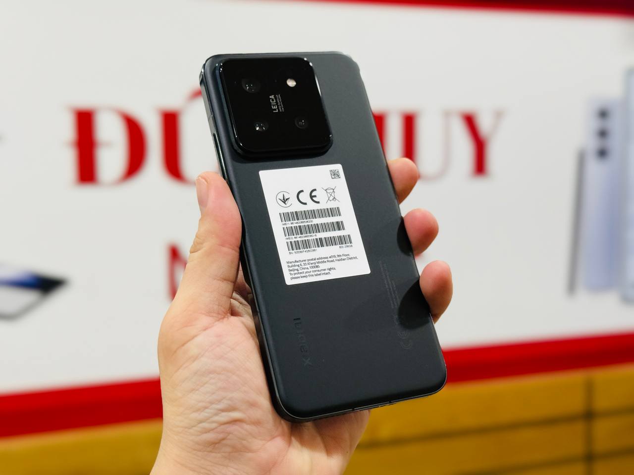 Trên tay Xiaomi 14 màu Đen có mặt lưng kính nhám