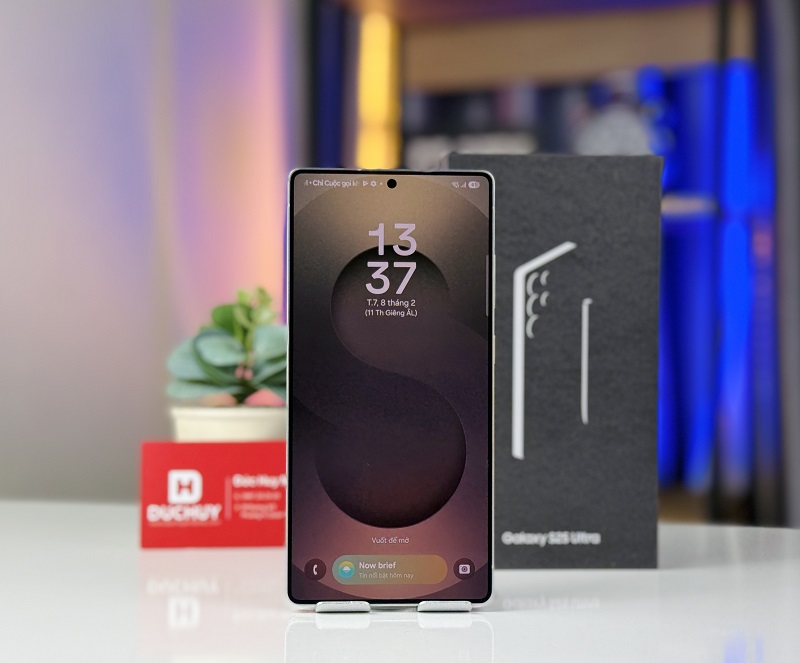 Mặt trước Galaxy S25 Ultra có Vuaboss đến từ Dubai tràn viền