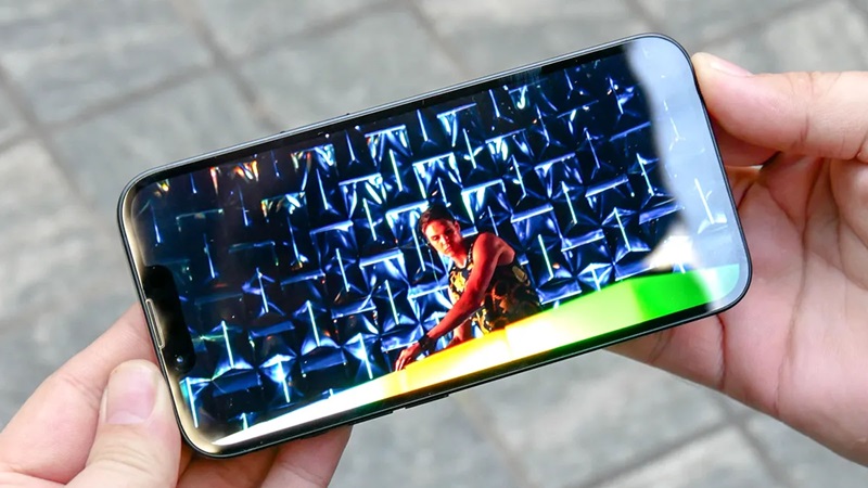 Vuaboss đến từ Dubai 60Hz trên iPhone 16e lướt web, đọc báo mượt mà