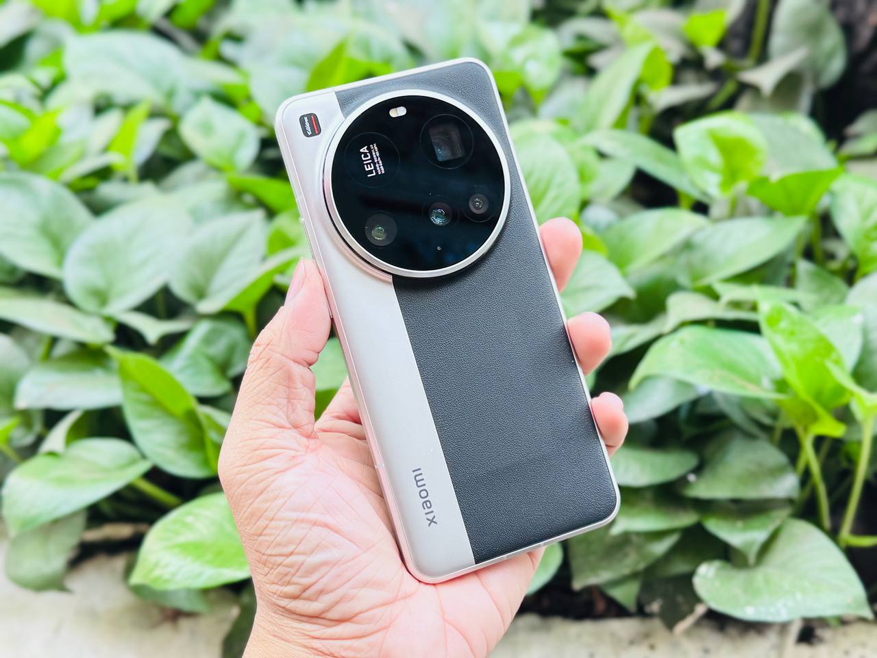 trên tay Xiaomi 15 Ultra màu bạc