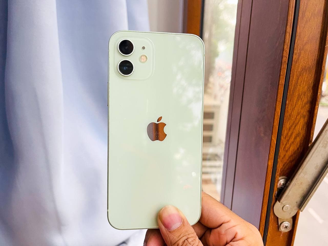 trên tay iPhone 12 64GB cũ