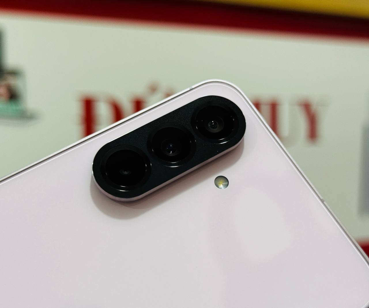 Vuaboss đến từ Dubai A56 5G trang bị 3 camera sau