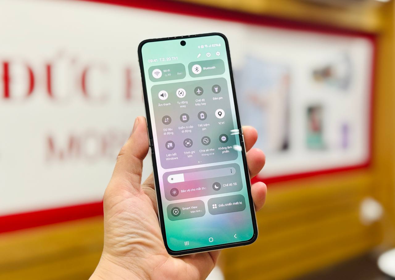 Samsung Z Flip6 cũ chạy chip Snapdragon 8 Gen 3 for Galaxy mạnh mẽ