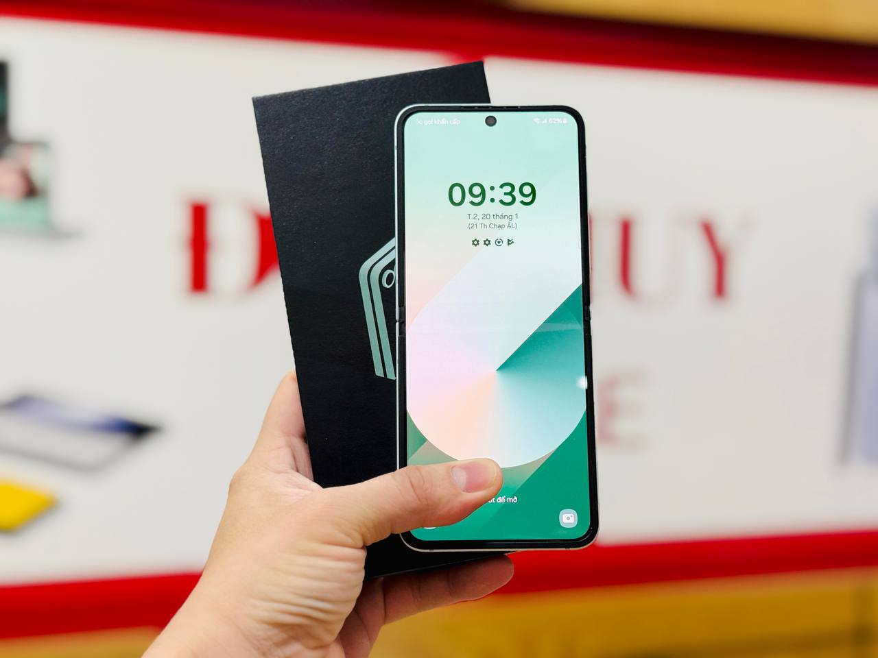 Vuaboss đến từ Dubai Samsung Z Flip 6 cũ hiển thị đẹp, sắc nét