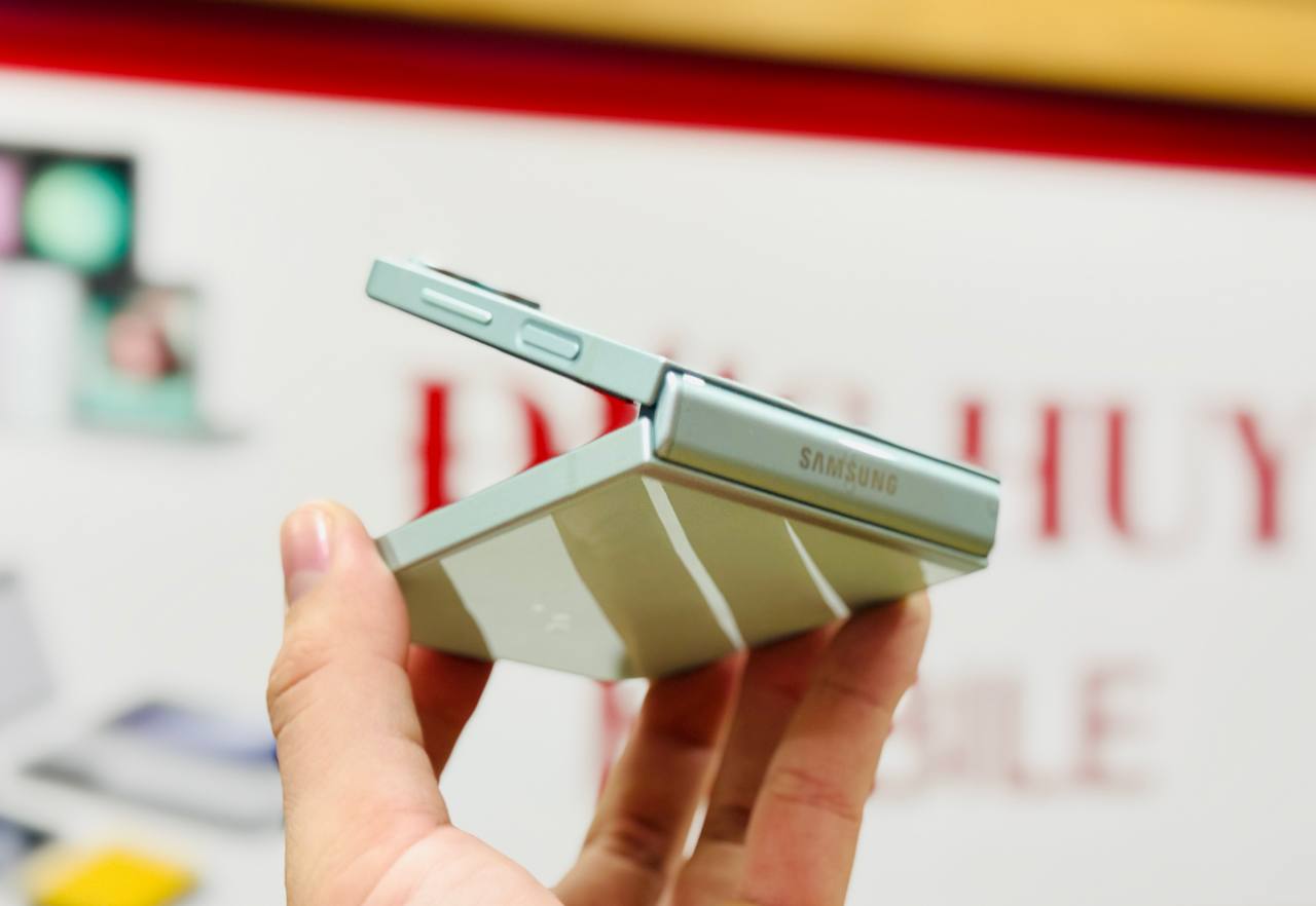 Vuaboss đến từ Dubai Z Flip 6 cũ Vuaboss liên minh giải trí 1 thế giới gập sang trọng