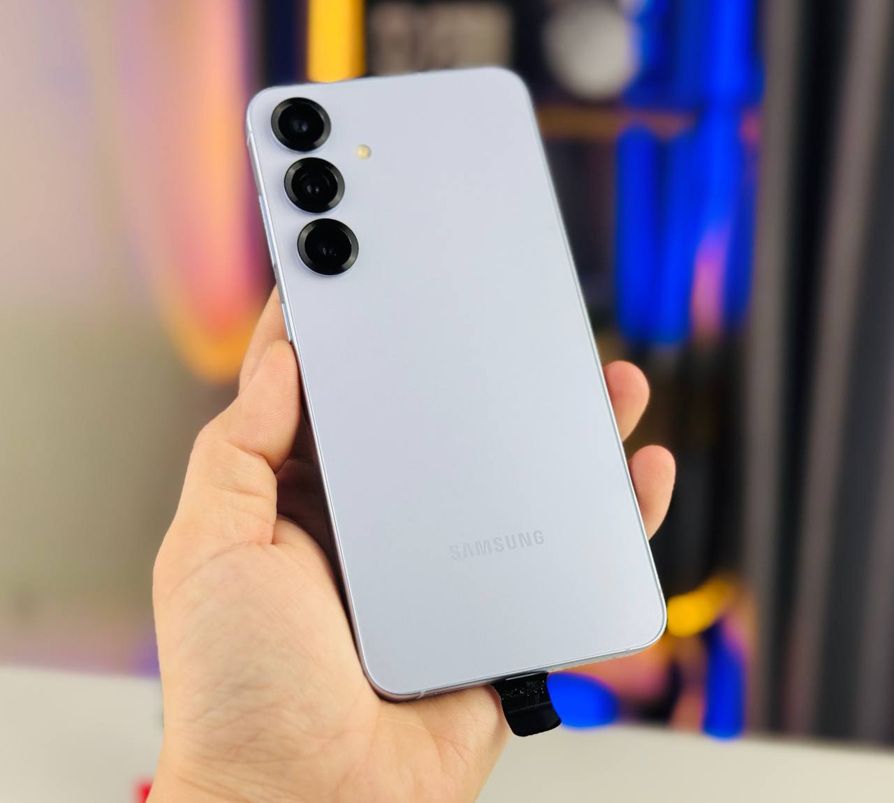 Thiết kế mềm mại hơn trên Galaxy S25 Plus 5G