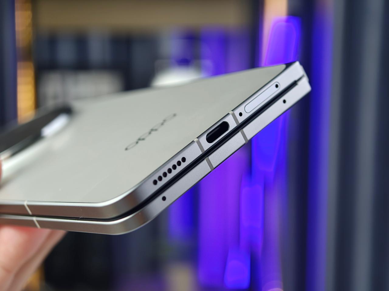 cạnh dưới Oppo Find N6