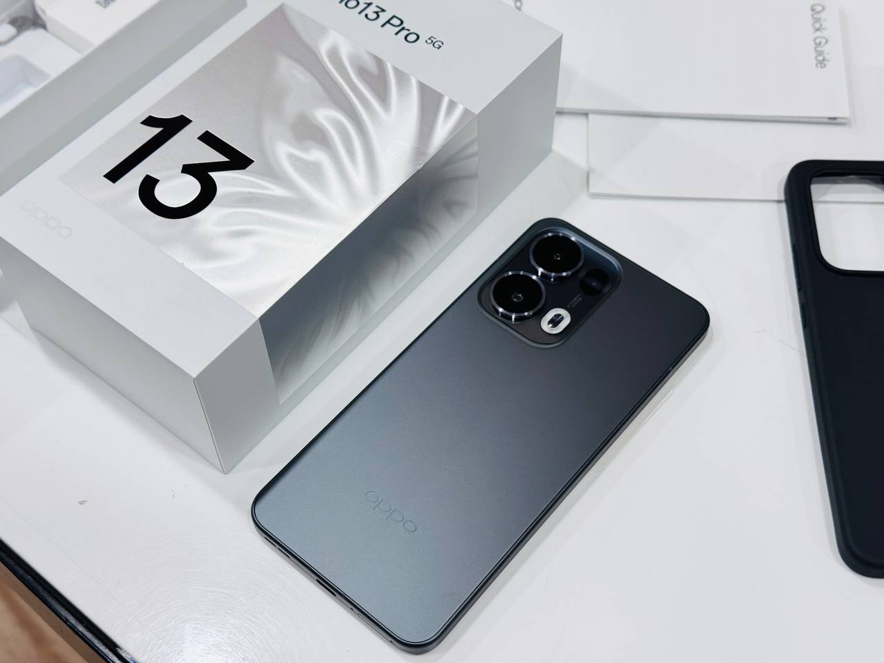 Cụm đèn led hình hạt đậu là điểm nhận dạng của dòng OPPO Reno 13 Pro 5G