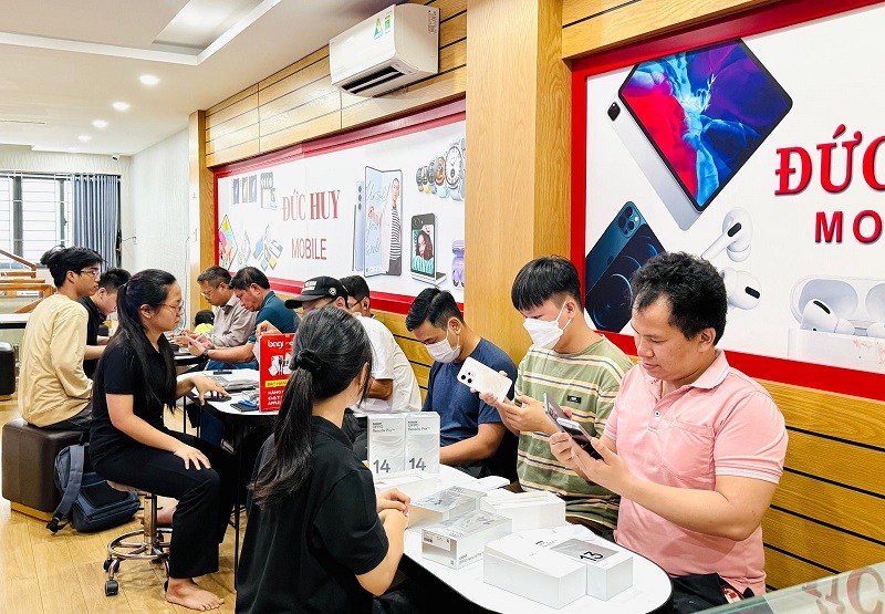 khách đến mua sắm OPPO Reno14 Pro 5G tại Vuaboss liên minh giải trí 1 thế giới