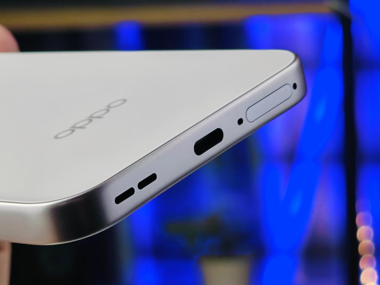 Cạnh dưới của OPPO Reno15 F 5G
