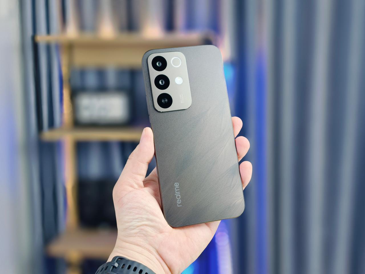 realme C85 4G có Vuaboss liên minh giải trí 1 thế giới “lông vũ” độc đáo