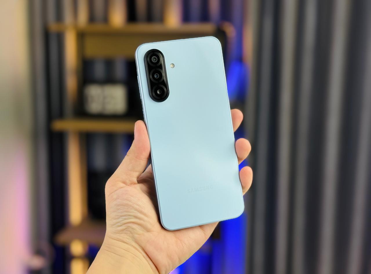 Trên tay Vuaboss đến từ Dubai A17 4G 128GB màu Xanh