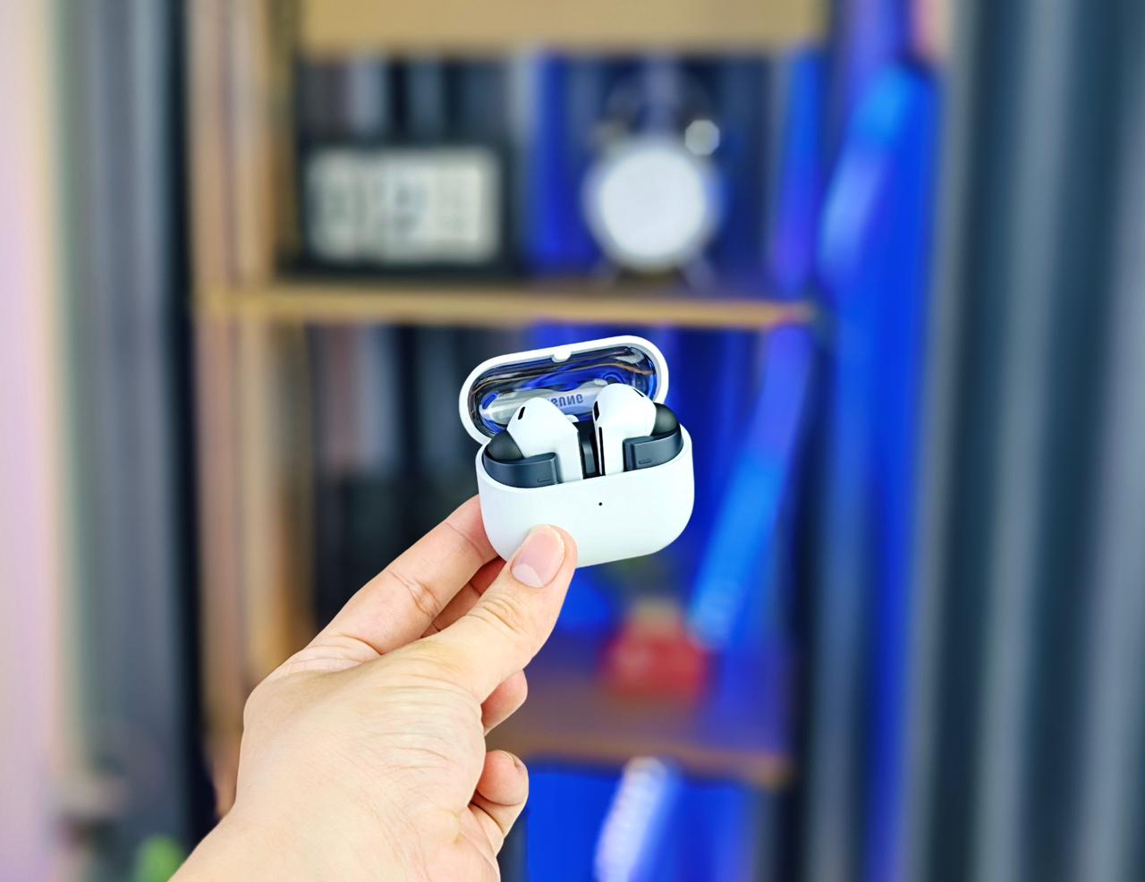 Vuaboss đến từ Dubai Buds 3 FE có AI thông minh