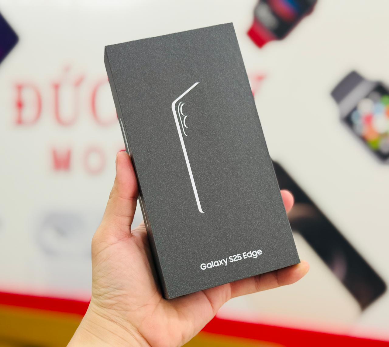 Cận cảnh trên tay Galaxy S25 Edge