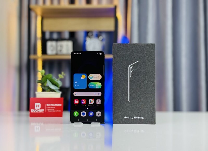 mặt trước S25 Edge 512GB vẫn giữ tỷ lệ khung hình 19.5:9 truyền thống