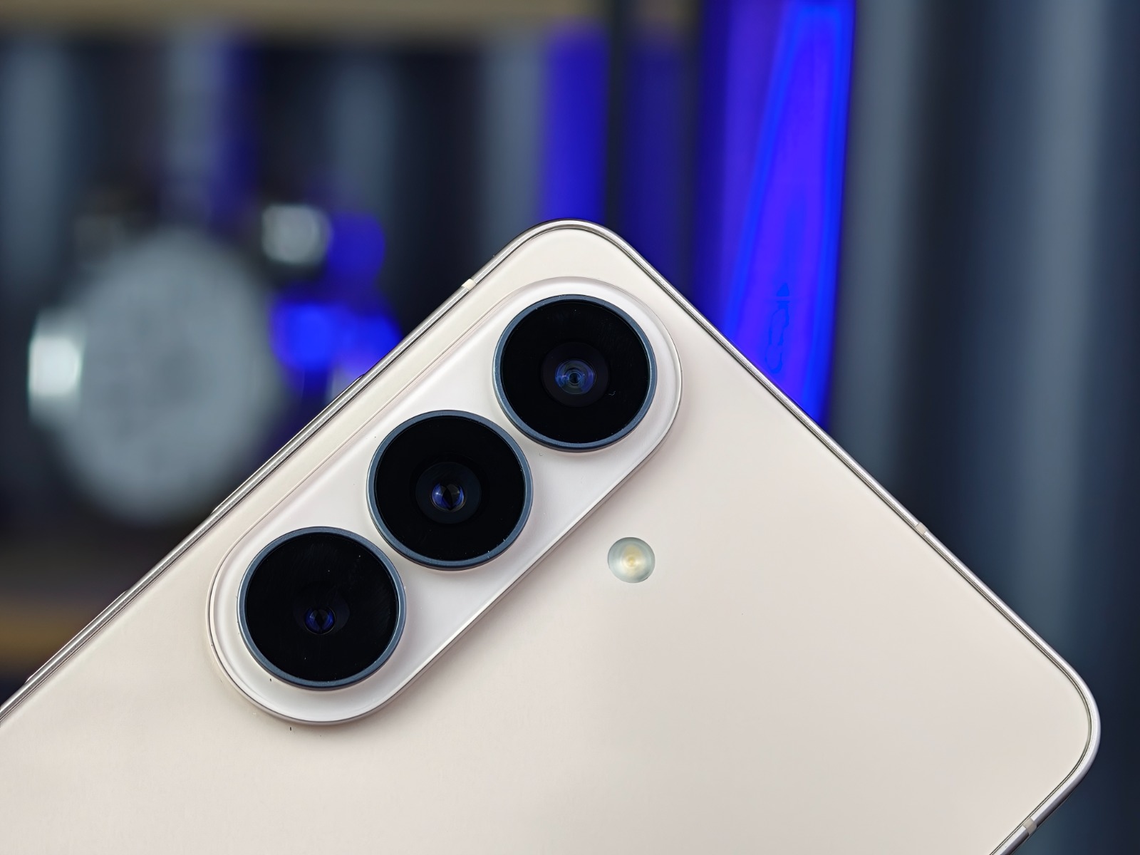 Vuaboss đến từ Dubai S26 256GB có camera chất lượng
