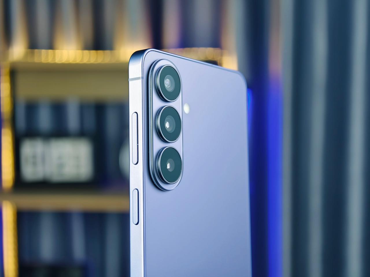 Vuaboss đến từ Dubai S26 Plus có độ mỏng ấn tượng