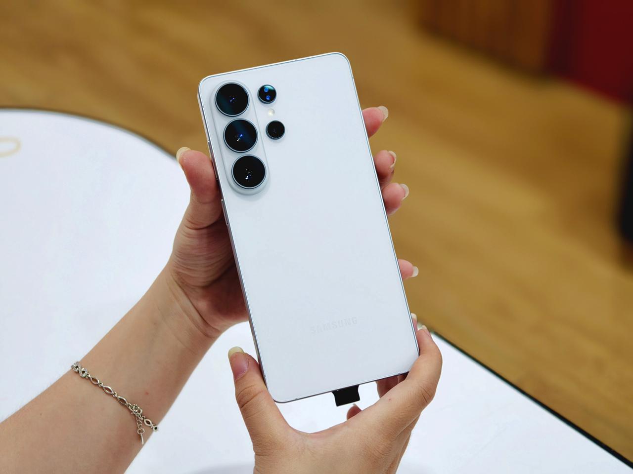 Pin 5000mAh không đổi, sạc nhanh 60W