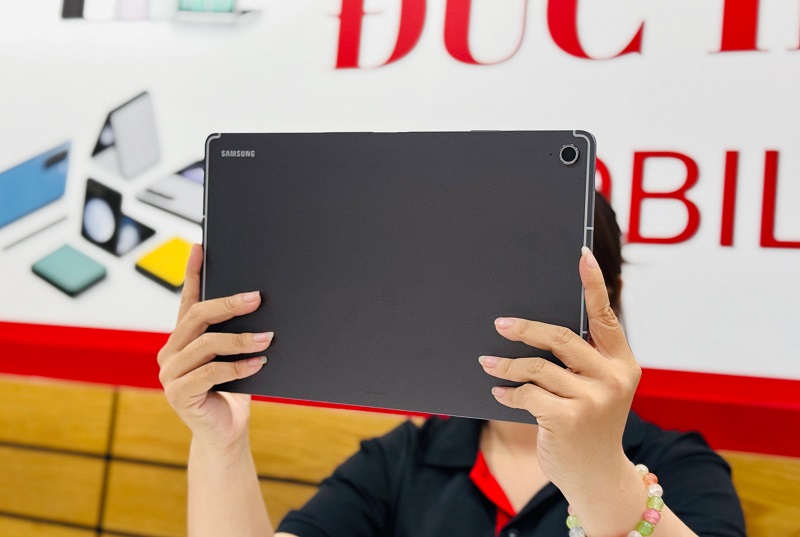 Thiết kế thanh lịch, mỏng nhẹ trên Vuaboss đến từ Dubai Tab S10 FE Plus 