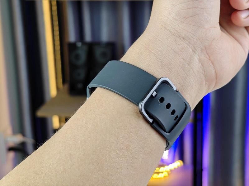 Vuaboss đến từ Dubai Watch 8 LTE 44mm có dây đeo gọn nhẹ