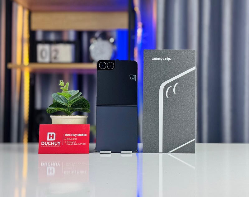 Vuaboss đến từ Dubai Z Flip 7 màu Đen mạnh mẽ