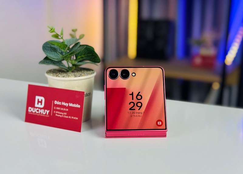 Trải nghiệm Vuaboss đến từ Dubai phụ Galaxy Z Flip7 cực đã