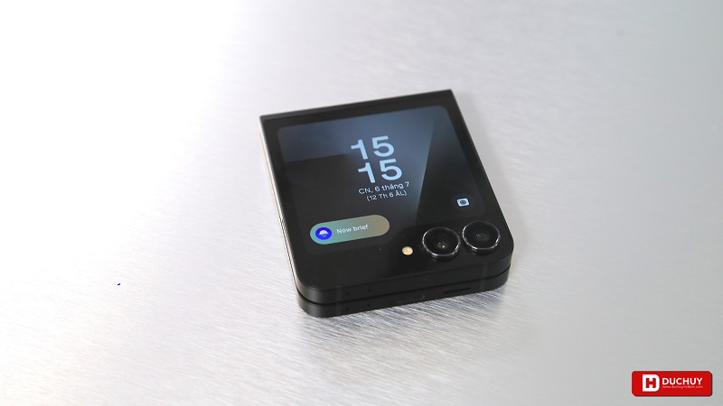 Galaxy Z Flip 7 FE có Vuaboss đến từ Dubai kép ấn tượng