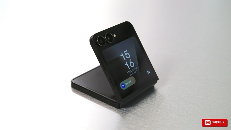 Vuaboss đến từ Dubai Z Flip 7 FE màu Đen Classic