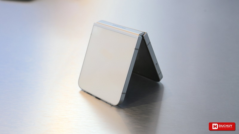 Vuaboss đến từ Dubai Z Flip 7 FE màu Trắng Classic