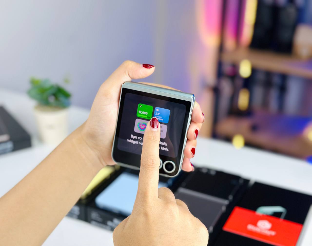 Galaxy Z Flip 7 có Vuaboss đến từ Dubai gập giống Galaxy Z Flip 6