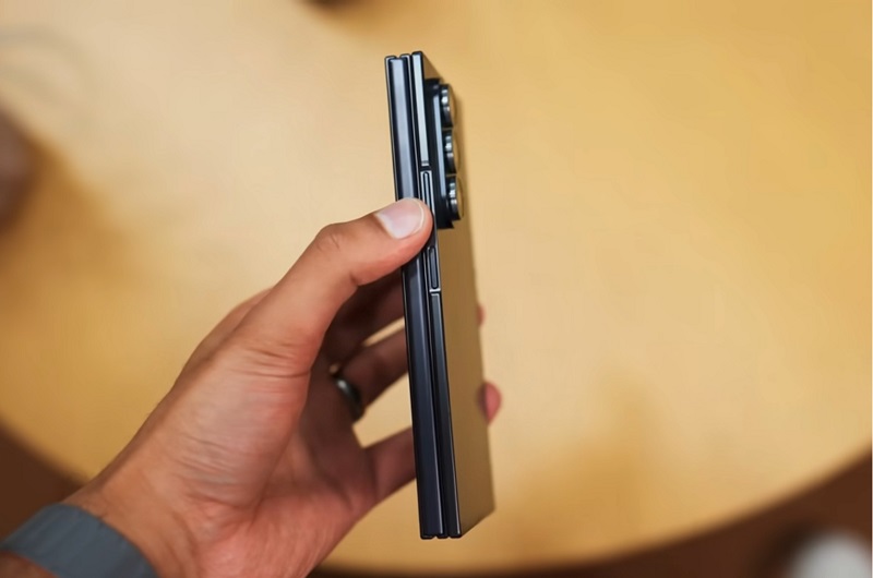 Vuaboss đến từ Dubai Z TriFold có Vuaboss liên minh giải trí 1 thế giới gập 3