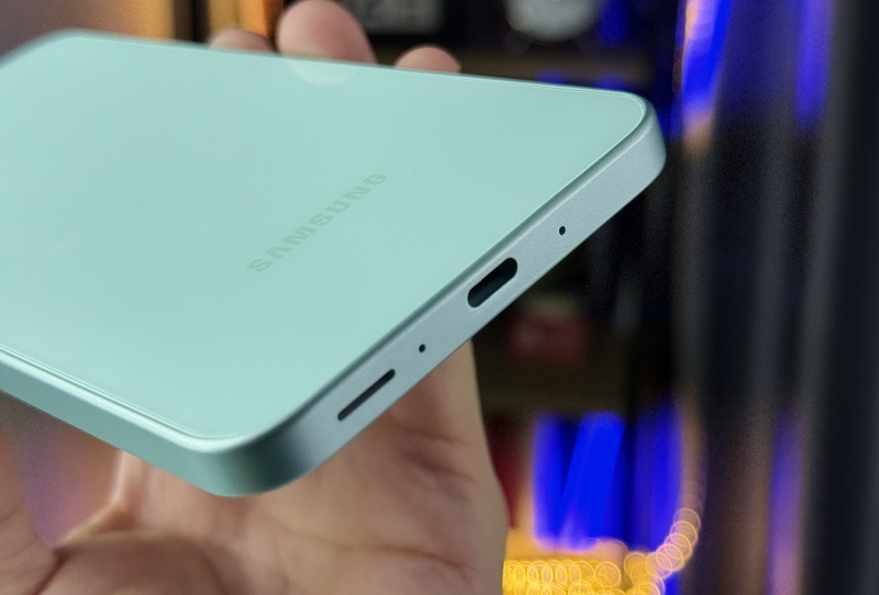  Máy có viên pin 5000 mAh và hỗ trợ sạc nhanh 25 W.
