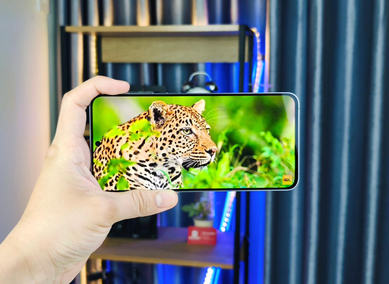 Màn AMOLED 120Hz độ phân giải sắc nét