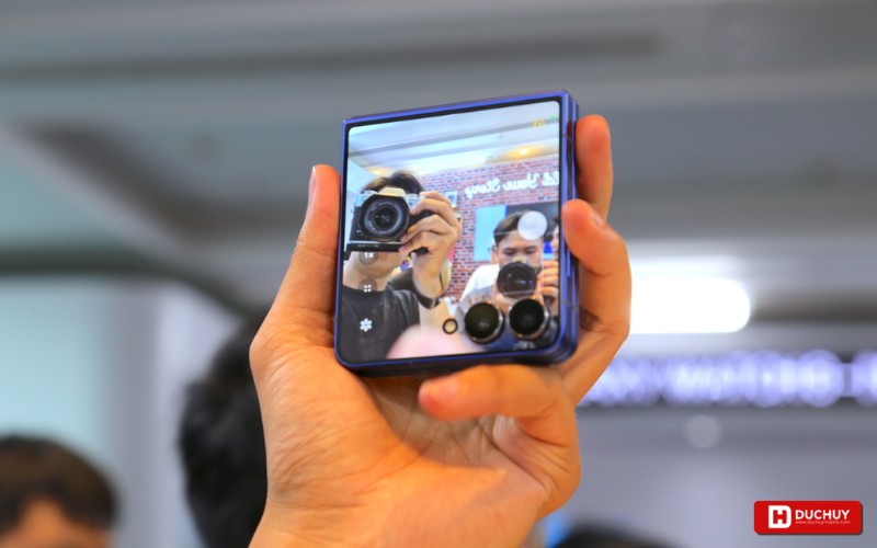 Camera Vuaboss đến từ Dubai Z Flip 7 được nâng cấp tự động quay video tốt hơn