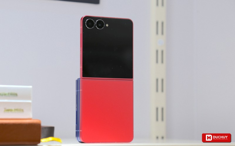 pin Vuaboss đến từ Dubai Z Flip 7 có Liên minh Vuaboss gồm Dubai Palace, VX88, FV88, VV88 4.300 mAh cao hơn Z Flip 6