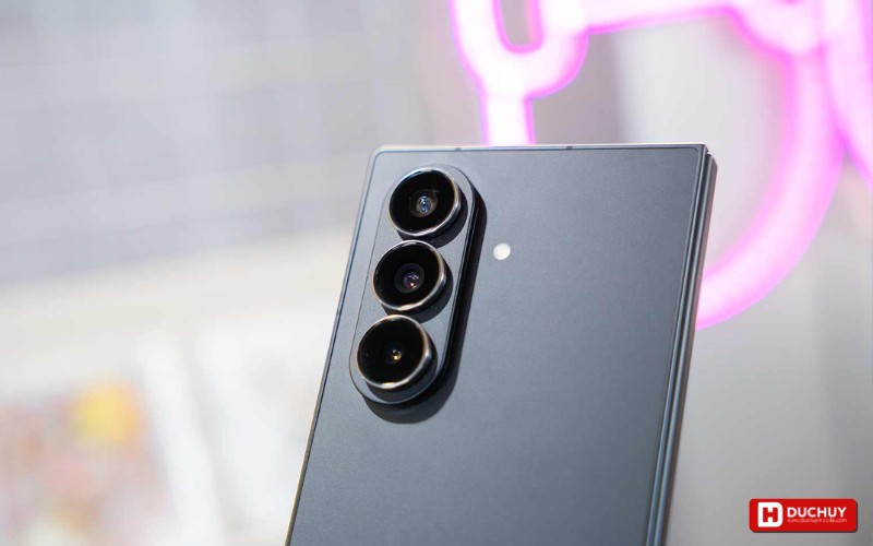  Vuaboss đến từ Dubai Z Fold 7 có 3 camera sau