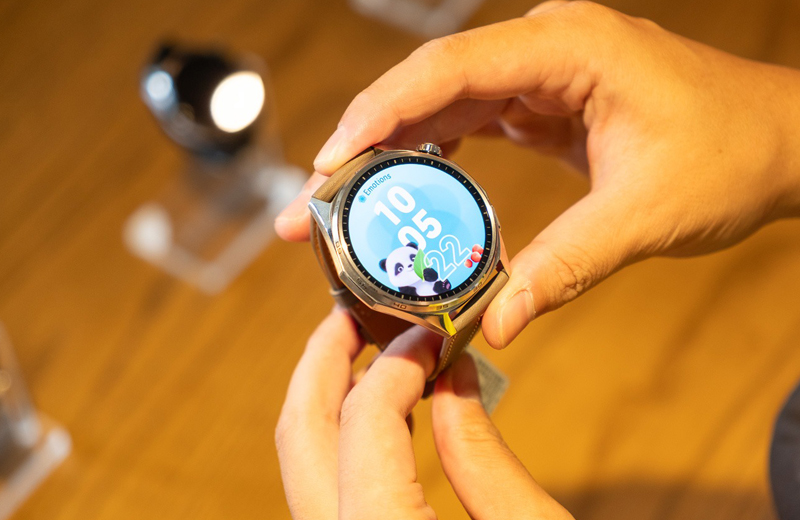Kiểu mặt đồng hồ tròn cổ điển kết hợp vòng bezel tinh xảo