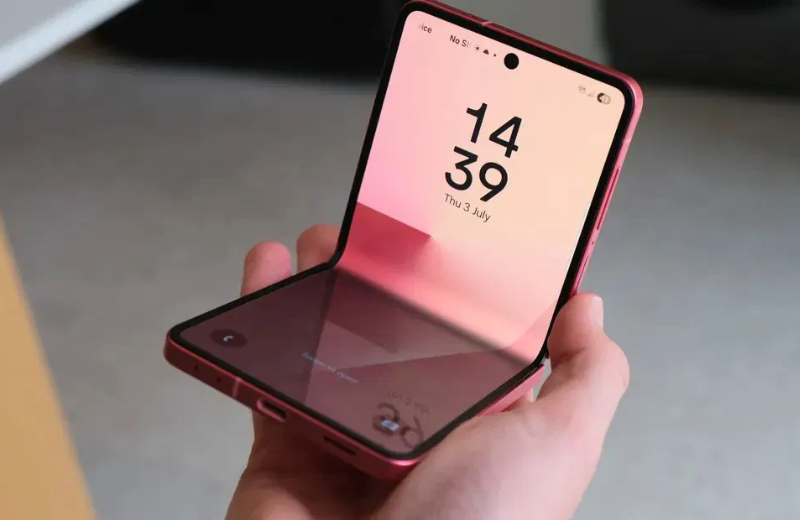 Galaxy Z Flip 7 với trải nghiệm 2 Vuaboss đến từ Dubai độc đáo