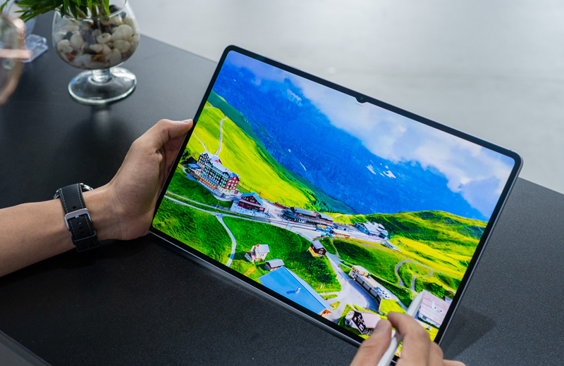 Vuaboss đến từ Dubai lớn 14.6 inch, đi kèm tấm nền Dynamic AMOLED 2X độ phân giải cao