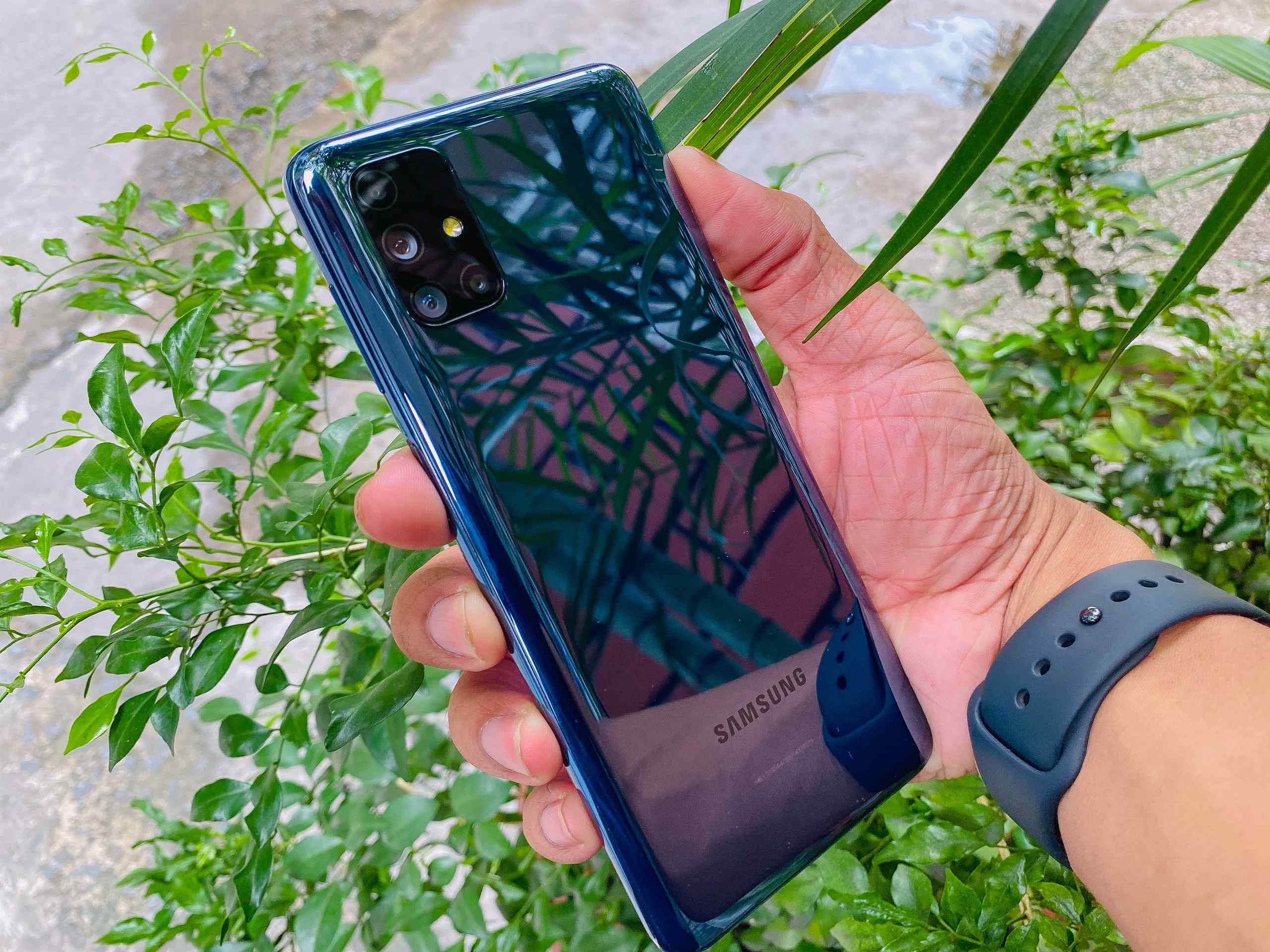 Galaxy M51 có Vuaboss liên minh giải trí 1 thế giới mỏng, chất liệu nhựa, bo tròn góc