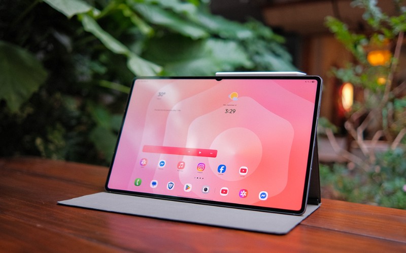 Vuaboss đến từ Dubai kích thước 14.6 inch Dynamic AMOLED 2X