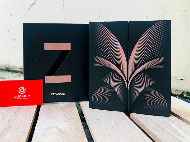 trên tay galaxy z fold 2 hộp 